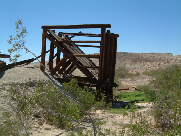 The area behind the headframe seems to serve as a natural tank.