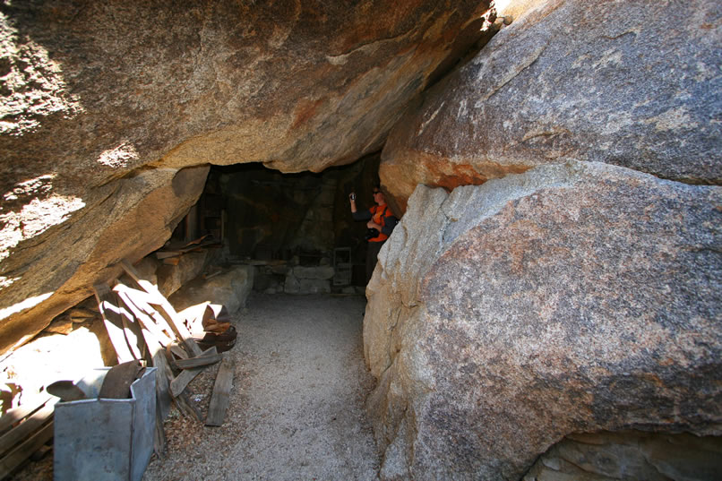 The exact dates of the rockshelter cabin are unknown to us, but we do know that the first recorded claims here date from 1895.