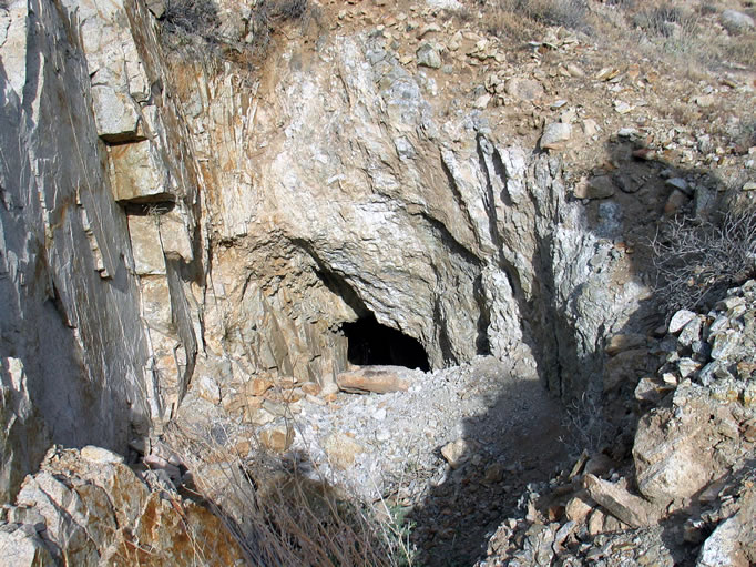 Above the arrastra is a shallow inclined shaft.  Apparently the mine didn't 