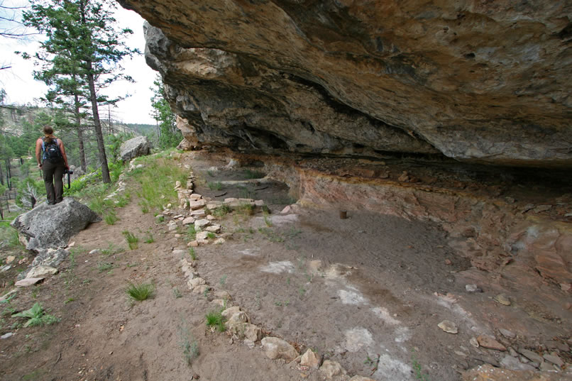 Archaeological evidence seems to indicate that in its earliest phase, the shelter probably had three round temporary huts, or "gowah" in Western Apache language.