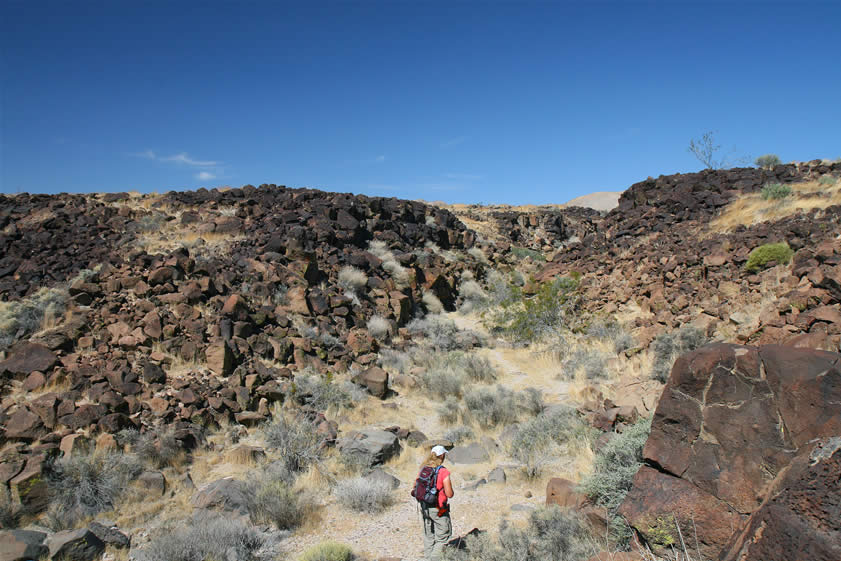 Although this appears to be a likely spot, nothing turns up in the way of rock art.  We eventually come to a fork in the wash.  Niki continues straight ahead and Jamie does a hard left.  This is a Niki-eye view looking down at Jamie's route.