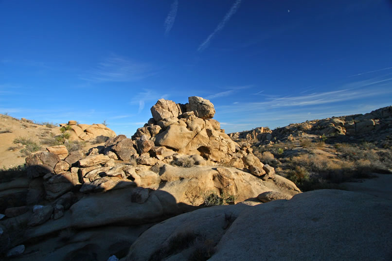 This Twin Tanks area is amazing!  Everything is double!  Two boulders on top of the rock pile, two jet contrails, what the heck! 