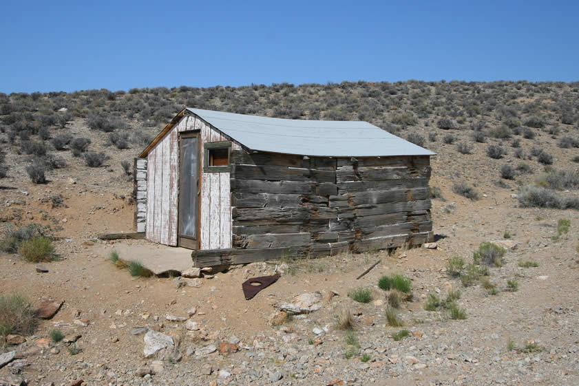 Shortly after turning off of Emigrant Canyon onto the Skidoo Road, we spot a couple of interesting sites.  The first of these turns out to be a nice little cabin.