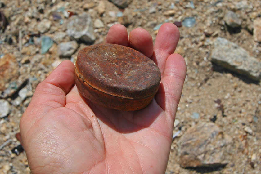 An interesting tin but there are no markings on it to give a clue as to its use.