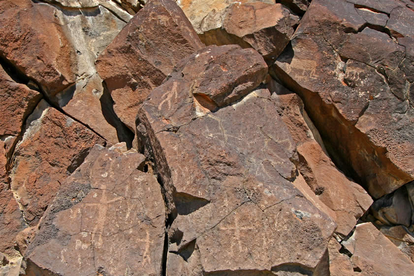 Here's a closer look at the lower anthropomorphs and the bighorn depictions above them.