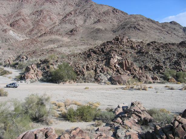 We drove a little further west to the main petroglyph area.