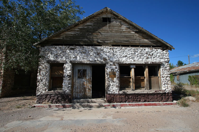 Today, only a scattering of historic buildings remains from that era.  However,  Peach Springs is now the center of the Hualapai Indian Reservation which encompasses a million acres, including a 108 mile stretch of the Colorado River.  An excellent hotel, Hualapai Lodge, is located here and we soon were unloading gear into our room.  Tonight we would be joined by Niki's mom, Jenny, and sister, Joyce, and final preparations for the hike would be made.  This afternoon, though, we wanted to drive the 60 miles to the trailhead to check things out.