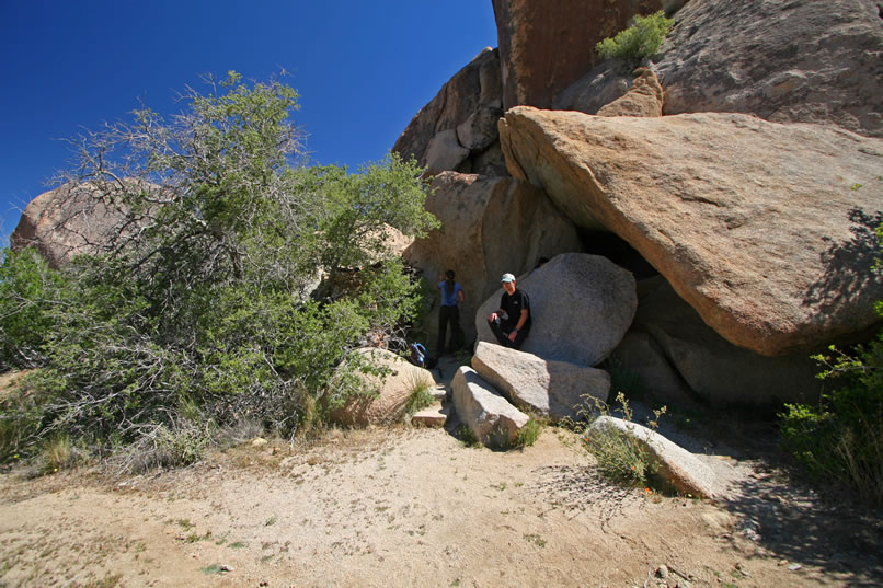 Although we'd seen a few pictures of the rock shelter cabin before, we really aren't prepared for how fantastic this place is when seen in person.  Pictures simply don't do it justice and I'm sure that ours will fall short also.  However, we'll give it a try and, if you're ready, we'll take you on a tour of this interesting and unique example of man's ability to adapt to a harsh environment in a very cost effective way.