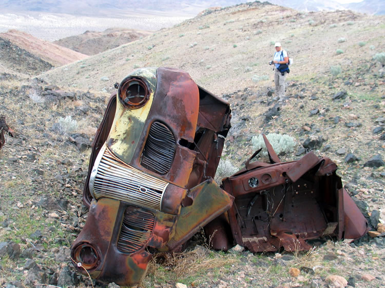 The car body on the left is a Ford.