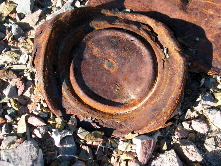 Old style hole and cap can also popular around 1900.