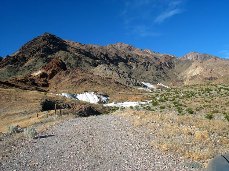 We've left the springs behind and are approaching the Pleasanton Talc Mine.  Further to the right you can see the tailings of the Monarch Mine.