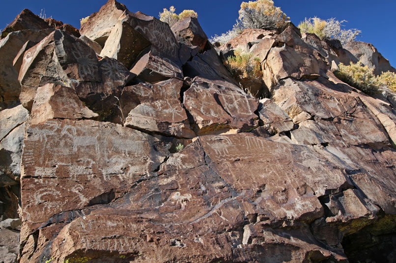 As if this frenzy of assorted petros, anthropomorphs and bighorns isn't enough, we're absolutely blown away by this incredible panel, the showcase of this little site.