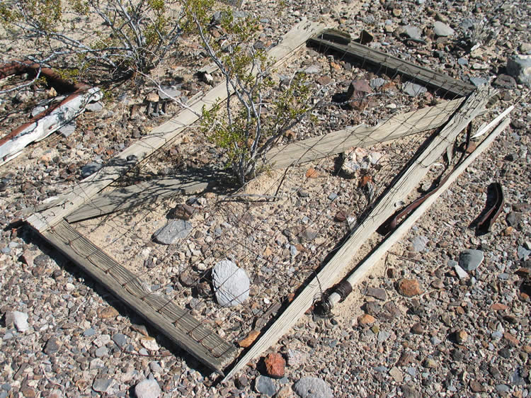 This looks like a home made mattress frame and wire support.