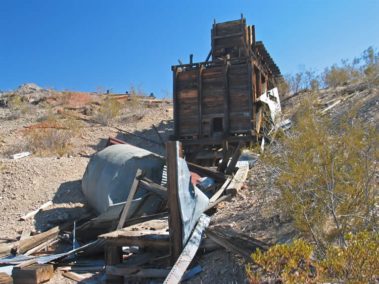 Below the bin is another work bench and the remains of a large water tank.