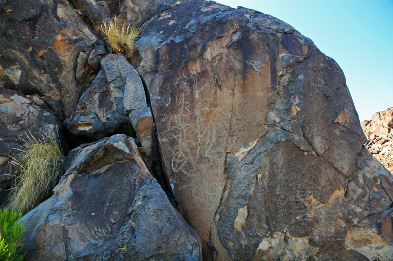Just about the time that our string of small pictographs comes to an end, we find a nice petroglyph panel.