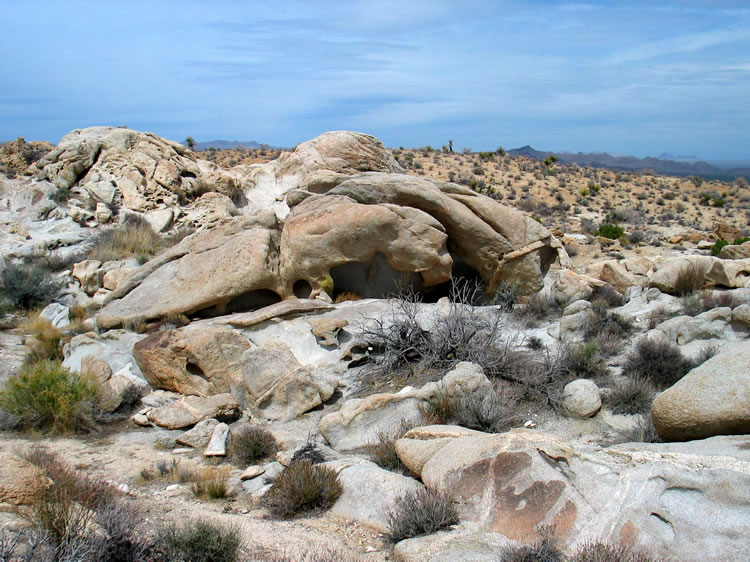 Evidence of rock shelters with smoke blackened roofs can be found in the vicinity.