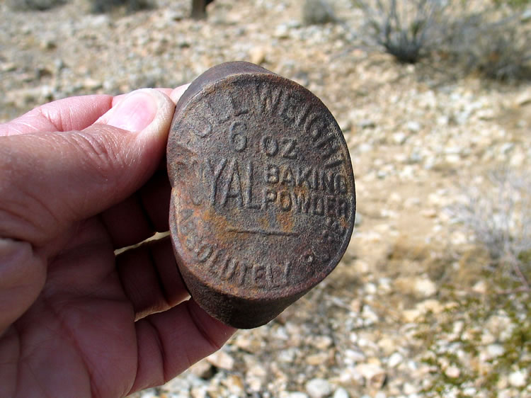 A lid from a Royal Baking Powder tin.