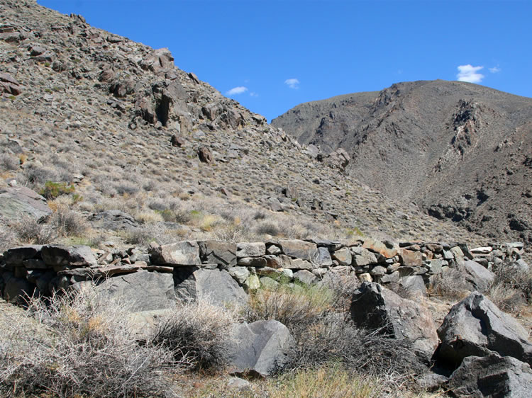 Along this wall is located the Sac's Bunkhouse Cache.