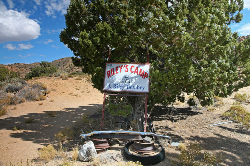 You'll know when you've made it to Riley's Camp.  Please, treat this site with the utmost respect because it's a chance to walk back in time to an era of self-reliance.  Riley created his own kingdom here and he did a great job.  Let's take a tour of the site in the following photos.