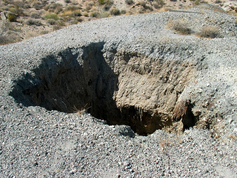 The collar around the shaft.