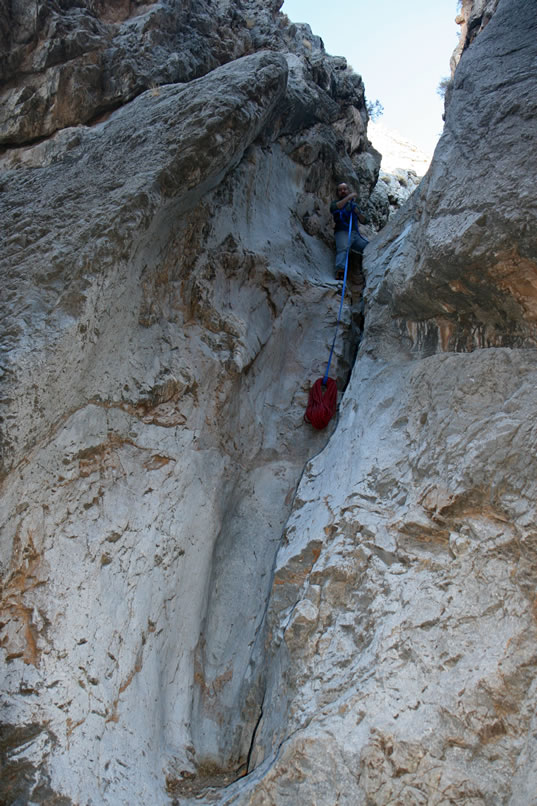 Micah has made it to the top and hauls his rope up after him to set up a belay for us flatlanders down below!